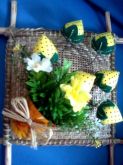 Enfeite de Parede - Peneira com Flores de Morango(AMARELO)